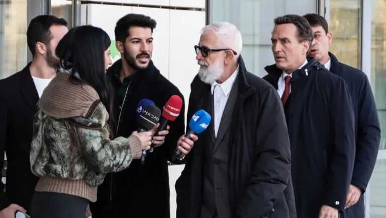 Δίκη Φιλιππίδη: «Αν θέλετε, κάθομαι εγώ στα γόνατά του» – Χαμός στο δικαστήριο με την Αναπαράσταση της απόπειρας βιασμού