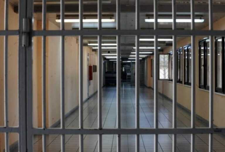 Πήγε επισκεπτήριο στη φυλακή να δει τον γιό του και συνελήφθη με χασίς και κόκα