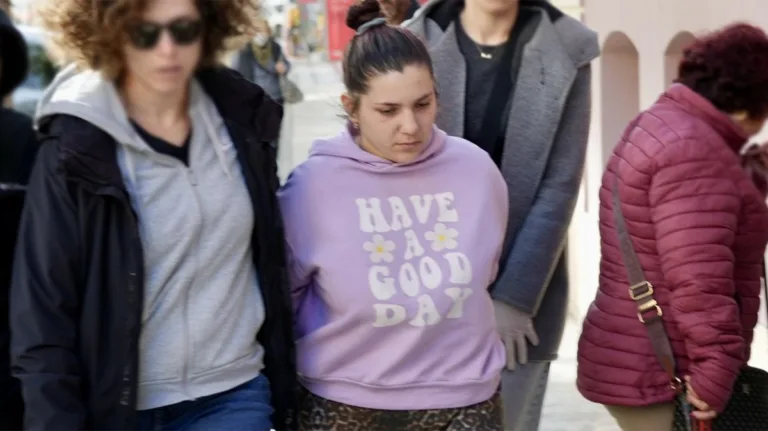 Υπόθεση 3χρονου Άγγελου: Σοκ και αγανάκτηση για την αδιάφορη στάση της 26χρονης μητέρας – «Εγκεφαλικά νεκρό» το παιδί της, αλλά εκείνη απαθής