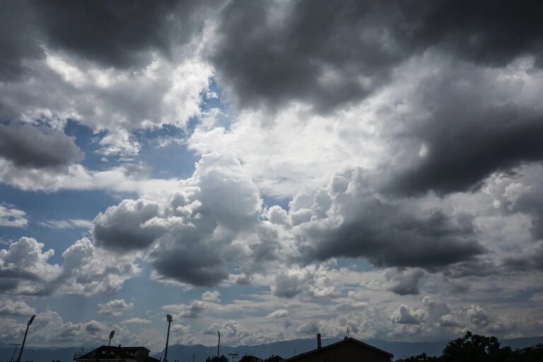 Ασυνήθιστα υψηλές θερμοκρασίες και βροχές: Τι να περιμένουμε τις επόμενες μέρες