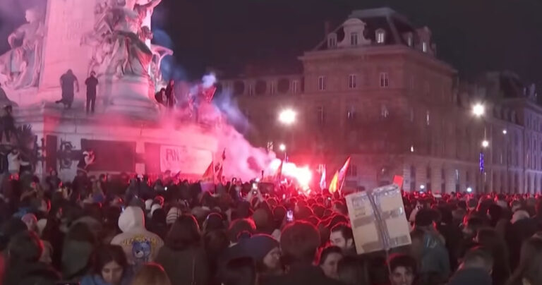 Αδιανόητες εικόνες στη Γαλλία: Πυροτεχνήματα και πανηγυρισμοί για τον θάνατο του Ζαν Μαρί Λεπέν