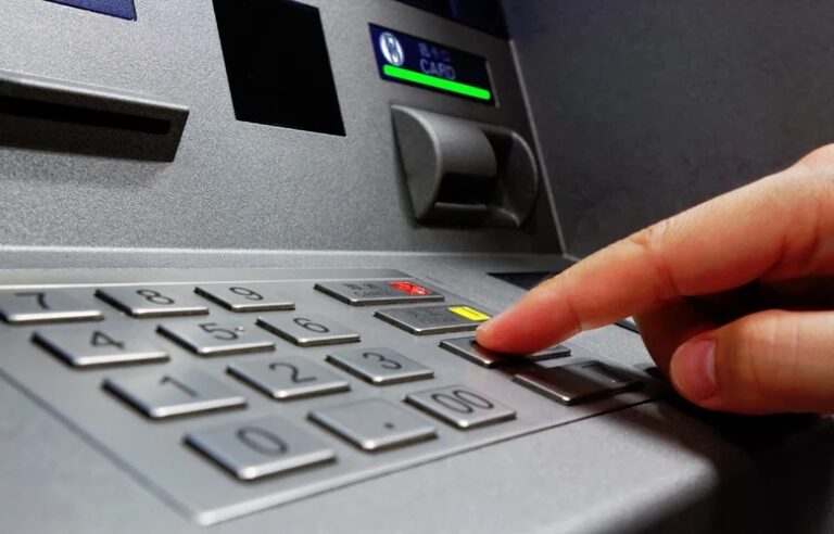 Τέλος τα ΑΤΜ: Η κυβέρνηση σχεδιάζει νέες μεθόδους ανάληψης χρημάτων