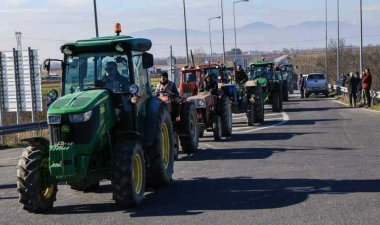 Με τα τρακτέρ στον κόμβο Βόνιτσας οι παραγωγοί της Πρέβεζας