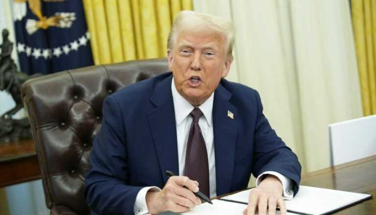 Δικαστής στις ΗΠΑ μπλόκαρε το «πάγωμα» των ομοσπονδιακών επιχορηγήσεων από τον Τραμπ.