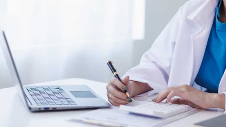 Στο «μικροσκόπιο» των Αρχών βρίσκονται τουλάχιστον οκτώ γιατροί και φαρμακοποιοί στην υπόθεση παράνομων συνταγογραφήσεων.