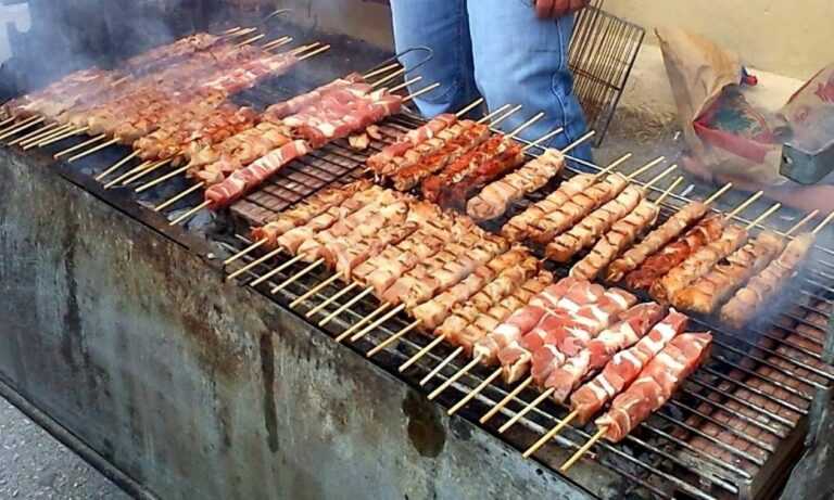 Τσικνοπέμπτη: Η ιστορία πίσω από το όνομα και τα έθιμα ανά την Ελλάδα