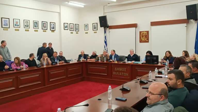 Θεσπρωτία: Ξεσηκωμός στους Φιλιάτες για το κλείσιμο του στρατοπέδου – Μαζικές κινητοποιήσεις