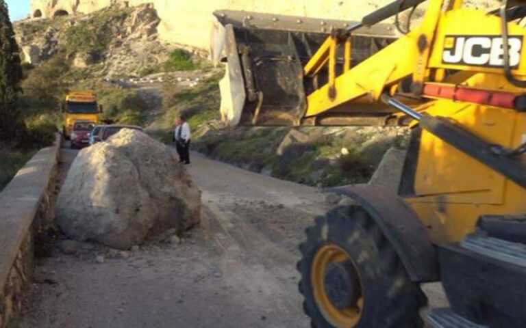 Συγκλονιστικό Βίντεο από κατολίσθηση βράχων στη Σαντορίνη