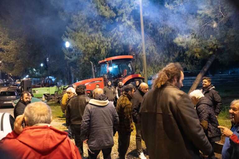 Aντιπροσωπεία του ΚΚΕ, με επικεφαλής τον βουλευτή Ιωαννίνων Νίκο Έξαρχο στο μπλόκο του Λούρου