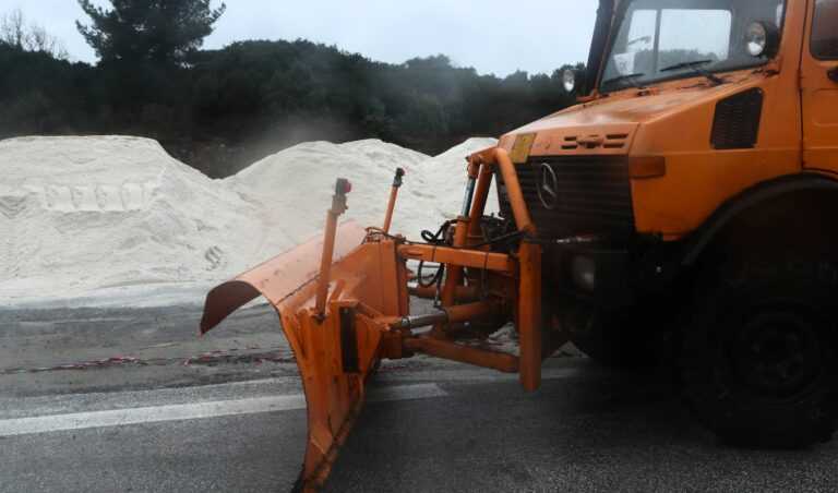 Χιονοπτώσεις στα ορεινά της Ηπείρου –10 Μηχανήματα αποχιονισμού στους δρόμους