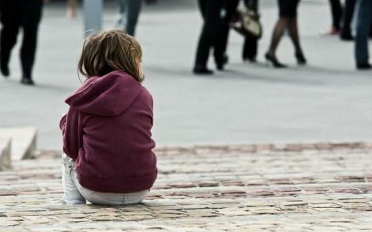 Ιωάννινα: Έβαζε το ανήλικο παιδί της να ζητιανεύει