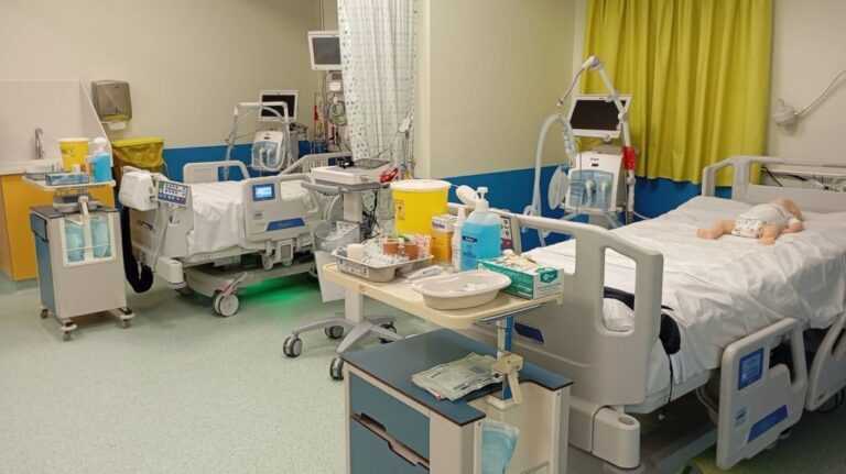 Σε κρίσιμη κατάσταση στη ΜΕΘ Παίδων το 9χρονο αγοράκι, που πνίγηκε την ώρα που έτρωγε πορτοκάλι στο σχολείο του.