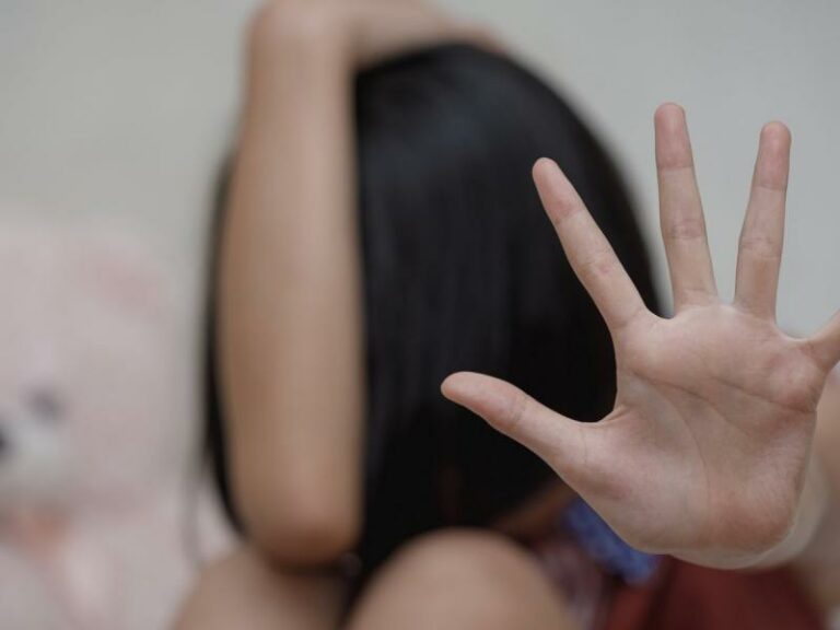 Μεσολόγγι: 19χρονη καταγγέλλει βία και απόπειρα βιασμού από τον πατριό και τη μητέρα της