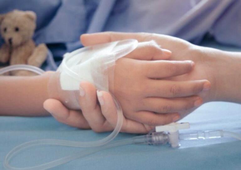 Λάρισα: «Παλεύει» με τον θάνατο για μια φέτα πορτοκαλιού – Όλη η Ελλάδα προσεύχεται για τον 9χρονο στη ΜΕΘ 