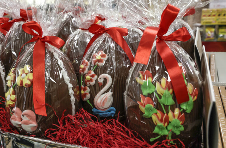 Η ακρίβεια χτυπά το Πάσχα: Σοκολατένια αυγά χωρίς… σοκολάτα – Προϊόντα απομίμησης σοκολάτας με φοινικοπυρηνέλαιο