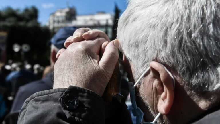 Η κοροϊδία των 250 ευρώ: Οι συνταξιούχοι αντιδρούν και μιλούν για ψίχουλα που πέταξε ο Μητσοτάκης