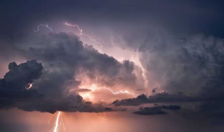 Ο καιρός τρελάθηκε!! Ξαφνικές καταιγίδες και κεραυνοί – Τι λέει ο Μαρουσάκης!