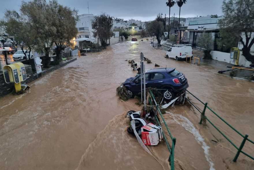 Κακοκαιρία στις Κυκλάδες: Πλημμύρες, καταστροφές και αγωνία για τους κατοίκους!