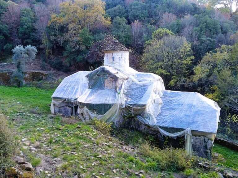 Ιωάννινα: Ιστορική εκκλησία τυλιγμένη με… νάιλον επί 40 χρόνια