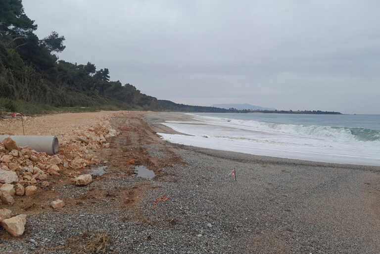 Διαμαρτυρίες για την καθυστέρηση αποκατάστασης της παραλίας Μονολιθίου – Ανησυχία για το φυσικό τοπίο