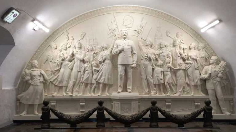 Έστησαν ξανά άγαλμα του Στάλιν στο Μετρό της Μόσχας – Δείτε το γλυπτό που έχει προκαλέσει σάλο στη Δϋση