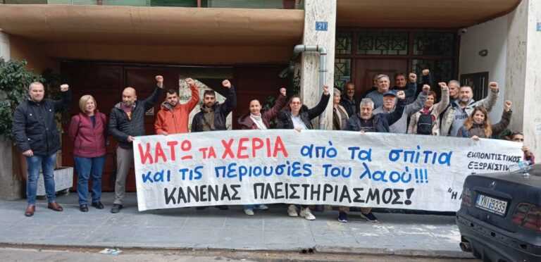 «Ντροπή!»: Δικαστικός κλητήρας εκδίωξε οικογένεια με παιδί ΑμεΑ – Ξεσηκώθηκαν οι γείτονες