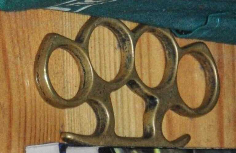 Ιωάννινα: Κουβαλούσε σιδερογροθιά και έκανε βόλτες με το αυτοκίνητο του