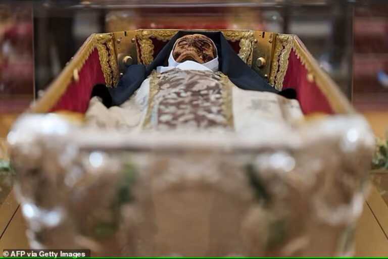 Ισπανία: Πιστοί συρρέουν για να δουν το άφθαρτο σώμα της Αγίας Τερέζας