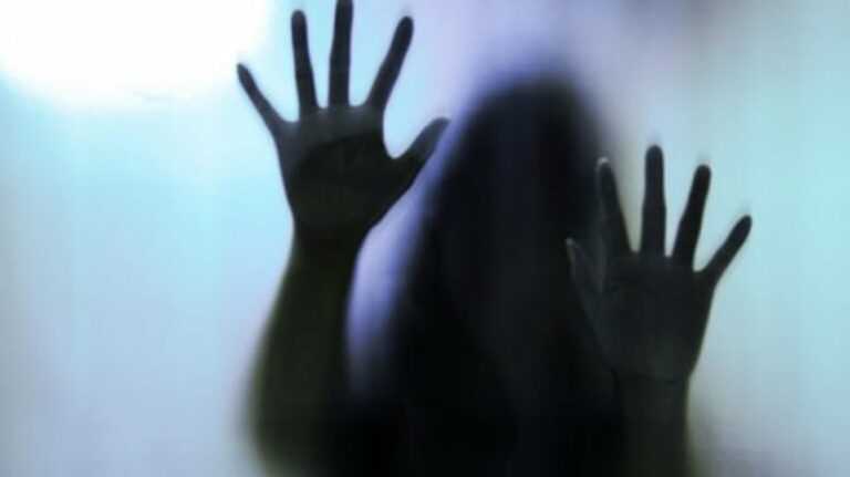 Στη φυλακή γονείς που κατηγορούνται ότι βίαζαν τις ανήλικες κόρες τους