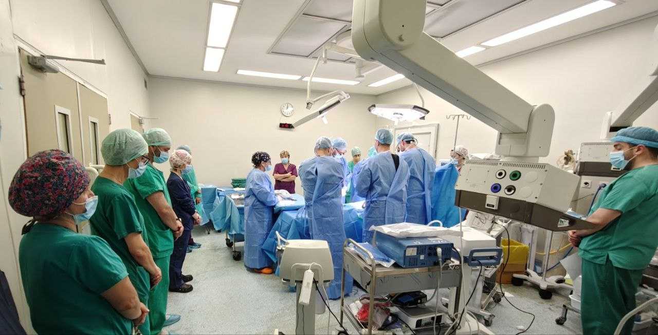 Ραγίζει καρδιές η φωτογραφία: Ενός λεπτού σιγή πριν τη λήψη οργάνων του 14χρονου ήρωα απο την Άρτα.