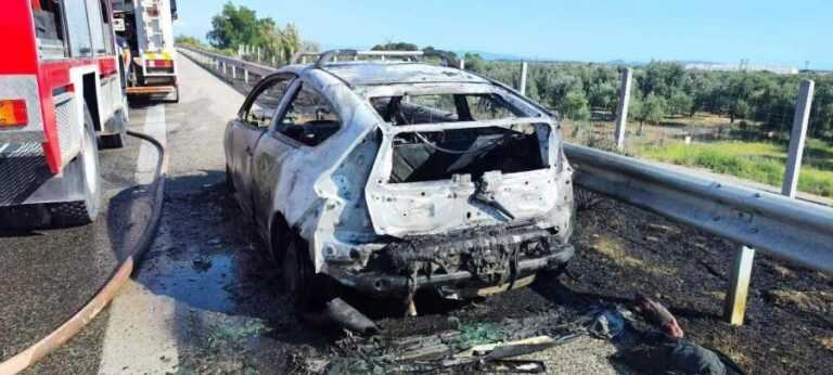 Φωτιά σε ΙΧ στην Ιόνια Οδό – Γλίτωσαν οι επιβάτες