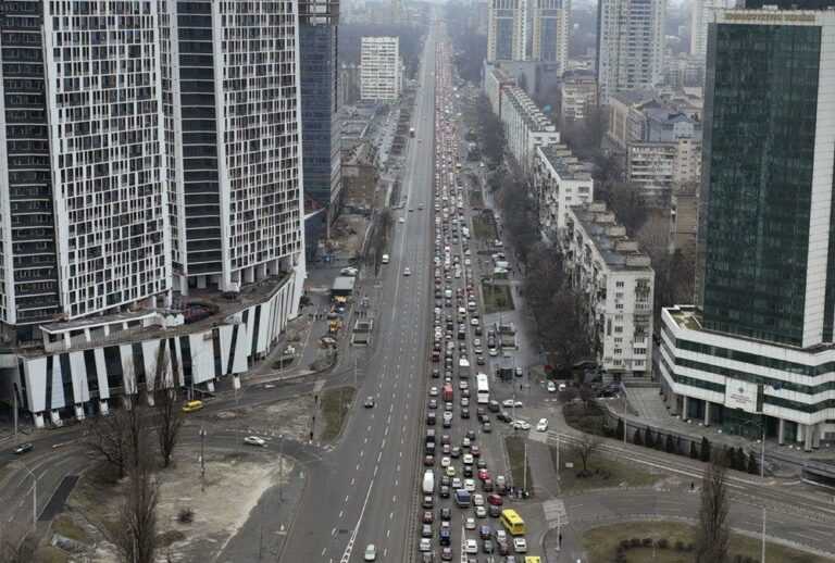 Χάος στο Κίεβο: Μαζική εκκένωση πολιτών υπό τον φόβο ρωσικών αντιποίνων