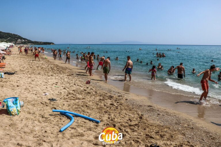 Άγιο Πνεύμα με… βαλίτσες: Μαζικές εξορμήσεις στις παραλίες της Ηπείρου