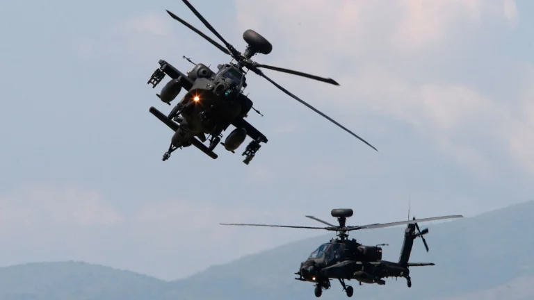 ΝΑΤΟ: Εντυπωσιακή άσκηση αιφνιδιαστικής αεραπόβασης στα σύνορα με τη Ρωσία