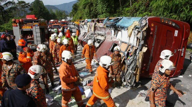 Τραγωδία στη Μαλαισία: 15 νεκροί σε τροχαίο με λεωφορείο