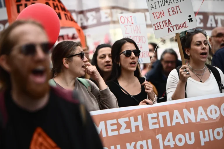 ΑΔΕΔΥ: Πανελλαδική στάση εργασίας για την επαναφορά των Δώρων – Διεκδικούν 13ο και 14ο μισθό