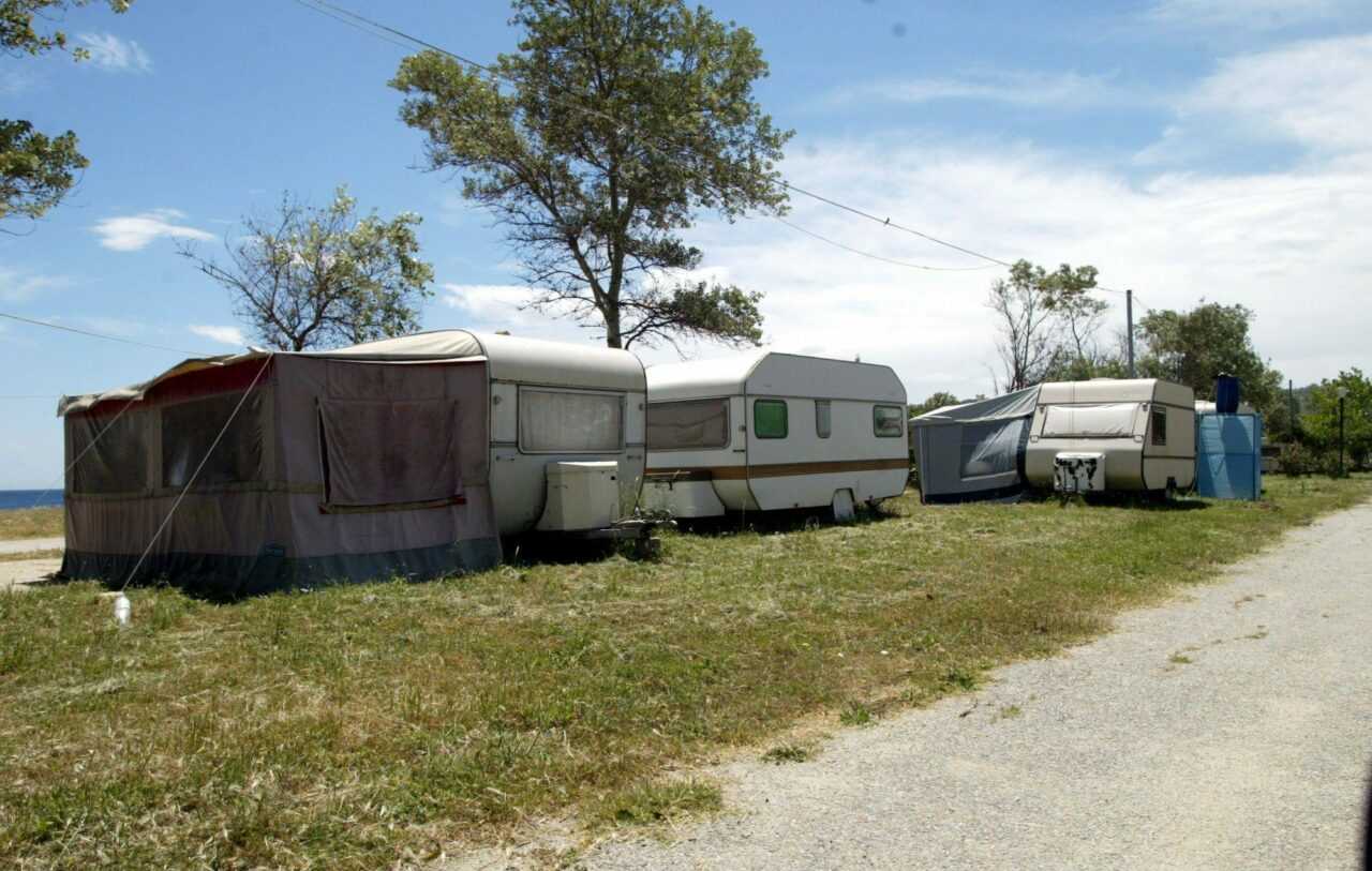 Τροχόσπιτα σε εκτός σχεδίου οικόπεδο – Η Πολεοδομία επέβαλε πρόστιμο 95.000 ευρώ σε Σέρβους που τα εκμεταλλεύονταν εμπορικά.