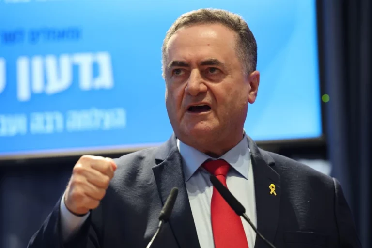 Κατζ κατά Χαμενεΐ: «Δειλός δικτάτορας που χτυπά αμάχους από το καταφύγιο του»