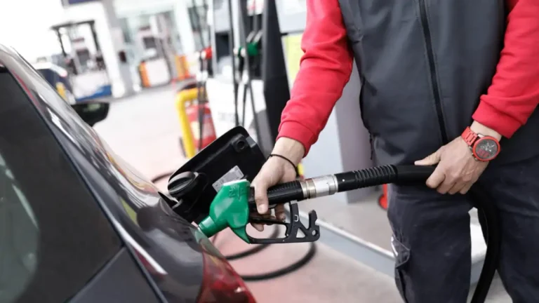 Η κρίση στη Μέση Ανατολή «ανάβει» τις τιμές – Συναγερμός στα πρατήρια