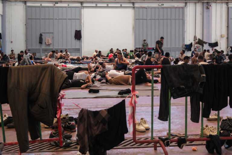 «Χρυσά» επιδόματα στους μετανάστες – Η κυβέρνηση βάζει τέλος στις «ξενοδοχειακές» παροχές