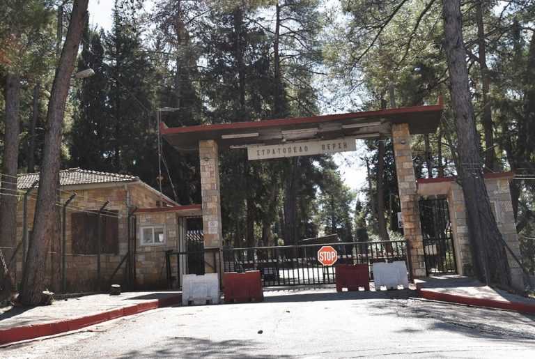 Με τις βαλίτσες στο χέρι οι στρατιωτικοί στην Άρτα – Αναμένονται οι αποφάσεις Δένδια για το στρατόπεδο