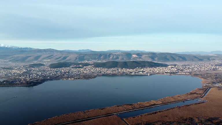 Αμφιθέα: «Ανοίγουν» τα νερά του Σεντενίκου – Πράσινο φως για νέο ανάχωμα και εμπλουτισμό της Παμβώτιδας