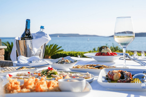 Κάντε την κράτησή σας για το πιο ατμοσφαιρικό γεύμα με θέα θάλασσα!