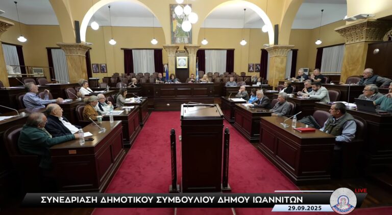 Ένταση στο Δημοτικό Συμβούλιο Ιωαννίνων για τις χορηγίες σε σχολικές αυλές – Αντιπαράθεση Γιωτίτσα–Τσουμάνη με φόντο το 13ο Δημοτικό