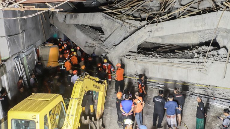 Συναγερμός στην Ινδονησία: Εγκλωβισμένοι μαθητές και εκπαιδευτικοί σε σχολείο