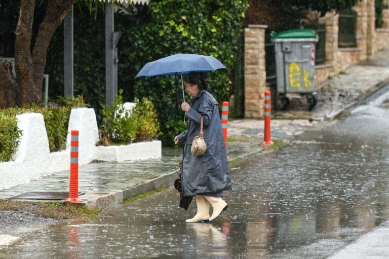 Κακοκαιρία σε εξέλιξη: Βροχές και καταιγίδες σε πολλές περιοχές – Πώς θα κινηθεί ο καιρός σήμερα