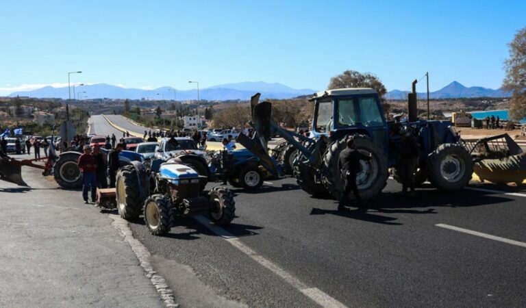 Χανιά: Αγρότες και κτηνοτρόφοι έκλεισαν την Εθνική Οδό – «Δεν θα πληρώσουμε εμείς το σκάνδαλο του ΟΠΕΚΕΠΕ»
