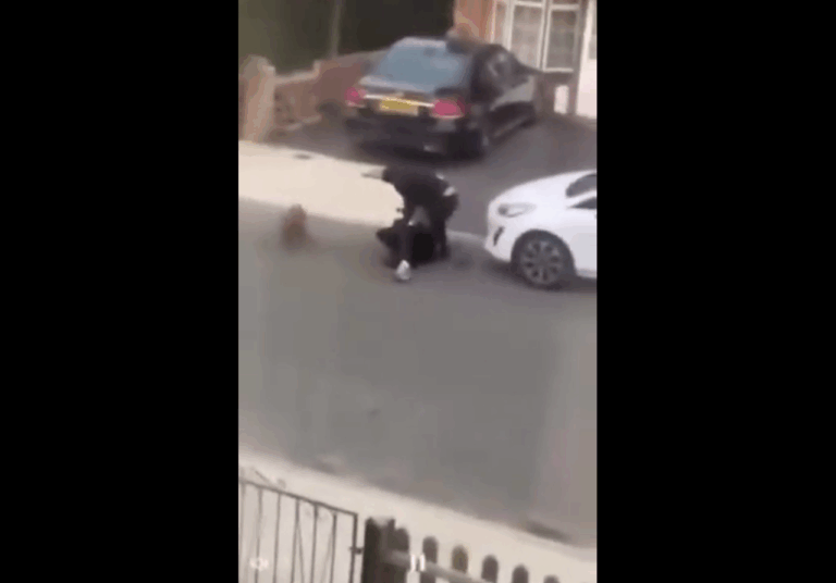 Σοκ στο δυτικό Λονδίνο: Αφγανός Μαχαίρωσε θανάσιμα πολίτη εν ψυχρώ – Η αστυνομία προειδοποιεί για ποινές σε όσους κοινοποιούν βίντεο της επίθεσης