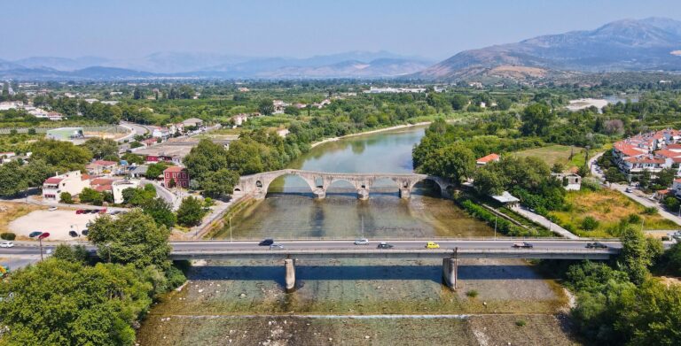 Άρτα: Στο αναπτυξιακό πρόγραμμα 2021–2025 η νέα γέφυρα στον Άραχθο – Παρεμβάσεις και στο ιστορικό Γεφύρι