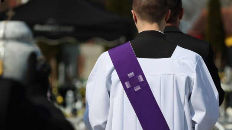 Ιταλία: 4.400 άνθρωποι κακοποιήθηκαν από ιερείς – Τι αποκαλύπτει η έκθεση